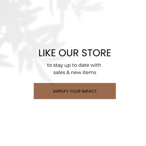 Pode incluir: Um fundo branco com a sombra de uma planta no canto superior esquerdo. O texto "LIKE OUR STORE" est&aacute; em preto. Abaixo do texto est&aacute; a frase "to stay up to date with sales & new items" em preto. Abaixo disso, h&aacute; um bot&atilde;o marrom com o texto "AMPLIFY YOUR IMPACT" em branco.