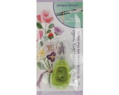 Clover Embroidery Needle Threader - green