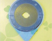 Clover Rotary Blades 45mm - replacement blade for the Clover Rotary Cutter that is 45mm - Very sharp - Caution - 1 count - safety cover