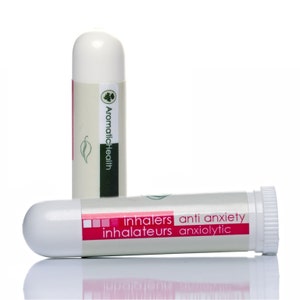 Puede incluir: Dos inhaladores blancos con texto rosa y negro. El inhalador superior tiene el texto "Aromatic Health" y el inhalador inferior tiene el texto "inhalers anti anxiety inhalateurs anxiolytic".