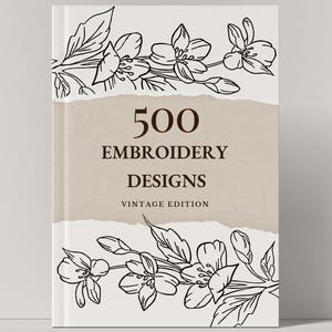 Può includere: Una copertina di libro con sfondo bianco e illustrazioni floreali nere. Il titolo è "500 Disegni di Ricamo Edizione Vintage".