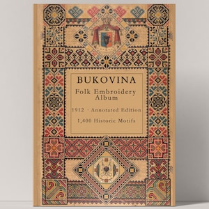 Può includere: Una copertina di libro rettangolare intitolata BUKOVINA Folk Embroidery Album 1912 Annotated Edition 1,400 Historic Motifs. La copertina presenta uno sfondo beige con intricati motivi a punto croce simmetrici in rosso, blu, nero e giallo.