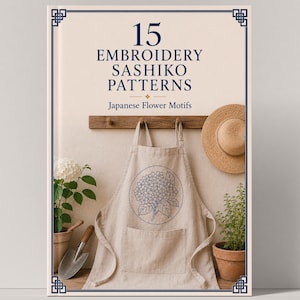 以下が含まれることがあります： 「15 EMBROIDERY SASHIKO PATTERNS Japanese Flower Motifs」というタイトルのブックカバー。青いアジサイの刺繍が施されたベージュのエプロン、麦わら帽子、鉢植え、テラコッタの鉢に入った小さな金属製のガーデニング用シャベルが描かれています。