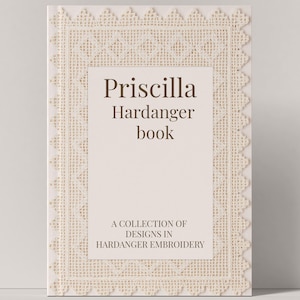 Könnte beinhalten: Ein Buch mit dem Titel "Priscilla Hardanger book" mit cremefarbenem Einband. Der Einband zeigt einen dekorativen, durchbrochenen Spitzenrand und den Text "A Collection of Designs in Hardanger Embroidery."