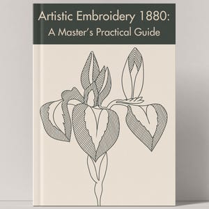 Può includere: Un libro intitolato "Artistic Embroidery 1880: A Master's Practical Guide". La copertina presenta un disegno a tratto in bianco e nero di un fiore. Il libro ha una fascia verde scuro nella parte superiore con il titolo.