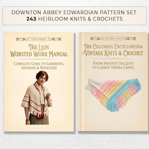 Könnte beinhalten: Zwei Vintage-Bücher mit den Titeln "The Lion Worsted Work Manual" und "The Columbia Encyclopedia of Vintage Knits & Crochet". Die Bücher sind beige mit goldenen Buchstaben und Illustrationen. Das obere Banner lautet "Downton Abbey Edwardian Pattern Set 243 Heirloom Knits & Crochets."