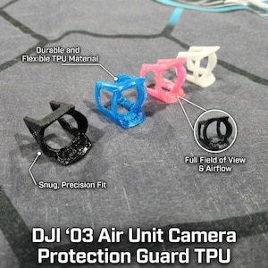 Könnte beinhalten: Eine Auswahl an DJI '03 Air Unit Kamera-Schutzvorrichtungen in Schwarz, Blau, Rosa und Weiß. Der Text im Bild lautet "Durable and Flexible TPU Material", "Snug, Precision Fit" und "Full Field of View & Airflow". Hergestellt von 3D creations.