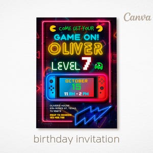 以下が含まれることがあります： ビデオゲームをテーマにしたパーティーのネオンカラーの誕生日招待状。招待状には、ビデオゲームコントローラーと「Come Get Your Game On! Oliver Level 7」というテキスト、および「October 15, 11 AM - 2 PM」という日付が記載されています。