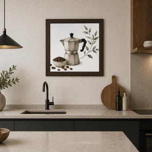 Könnte beinhalten: Ein quadratisches Wandbild mit einem Aquarell-Druck einer silbernen Espressokanne, einer kleinen Schale mit gerösteten Kaffeebohnen und einem zarten Zweig mit Blättern auf weißem Hintergrund, eingefasst in einem dunkelbraunen Holzrahmen.
