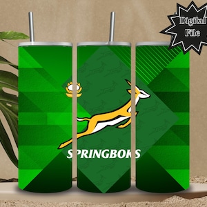 Puede incluir: Tres vasos aislados verdes con pajitas plateadas. Los vasos presentan un diseño geométrico y un logotipo de springbok saltando con la palabra "SPRINGBOKS". Un gráfico de ráfaga de estrella negra dice "Digital File".