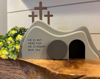 3つの十字架が飾られた空の墓の彫刻 - 3Dプリントのイースターデコレーション