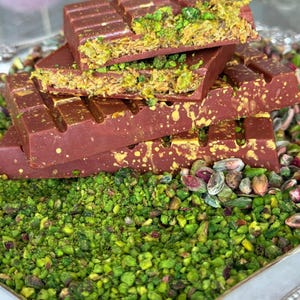 Chocolate Dubái hecho a mano, barra de chocolate Dubái, barra de chocolate Kunafa con pistacho, chocolate Knafeh, chocolate con leche y pistacho Kunafa