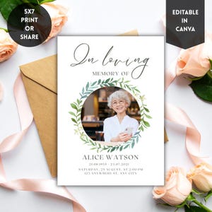 Peut inclure: Une carte de deuil blanche avec le texte "In loving memory of" et une photo d'une femme dans une couronne de feuilles vertes. La carte comprend le nom "Alice Watson" et des dates, avec le texte "5x7 Print or Share" et "Editable in Canva".