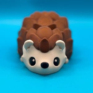 3D Printed Articulated Hedgehog – Cute Woodland Animal Fidget Toy – Flexible Desk Buddy – Gift for Hedgehog Lovers