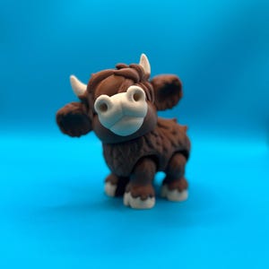 Articulated 3D Printed Highland Cow • Poseable Desk Toy • Cute Farm Animal Figurine • Fidget Cow Gift • Collectible Cow Lover Decor