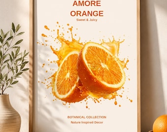 Può includere: Una stampa artistica incorniciata raffigurante due metà di arancia circondate da uno spruzzo di succo d'arancia vibrante. Il testo recita AMORE ORANGE Sweet & Juicy e BOTANICAL COLLECTION Nature Inspired Decor in lettere arancioni su sfondo crema.