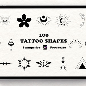 Peut inclure: Une tablette numérique affiche 100 tampons de formes de tatouage pour Procreate. Les motifs noirs et blancs comprennent des soleils, des fleurs, des lunes et des formes géométriques. Le texte "100 TATTOO SHAPES" est bien visible.