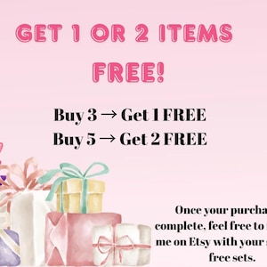 Może przedstawiać: Grafika promocyjna na jasnor&oacute;żowym tle z prezentami w stylu akwareli i wstążkami. Tekst głosi: GET 1 OR 2 ITEMS FREE! Buy 3 -> Get 1 FREE, Buy 5 -> Get 2 FREE. Po dokonaniu zakupu prosimy o wiadomość przez Etsy w celu wyboru darmowych zestaw&oacute;w.
