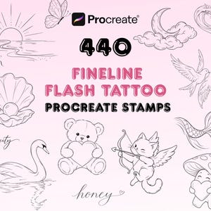 Puede incluir: Una colección digital de 440 sellos Procreate para tatuajes fineline con ilustraciones de líneas negras sobre un fondo rosa claro. Los diseños incluyen un sol, mariposa, luna, corazón, pájaros, perla en concha, cisne, oso de peluche, gato cupido y hongo.