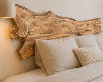 Testiera unica in legno d'ulivo con bordo naturale – Pezzo unico / Realizzata a mano in Portogallo