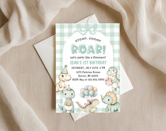 Peut inclure: Une invitation d'anniversaire avec un motif vichy vert menthe et des illustrations de dinosaures. L'invitation indique "STOMP. CHOMP. ROAR !" et comprend le texte "SEAN'S 1ST BIRTHDAY" avec les détails de l'événement. Sur une enveloppe blanche.