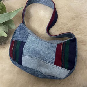 Återvunnen unik denim-patchwork-axelväska i baguette-tyg
