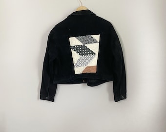 Upcycled überarbeitete / One of a Kind / Gesteppte schwarze Denim Distressed Jacke