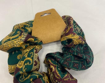 Upcycled handgemachte Satin grün bedruckte Haar Scrunchie