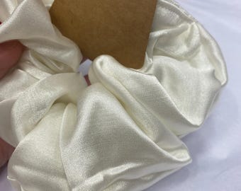 Upcycled handgemachtes Satin weißes Haar Scrunchie