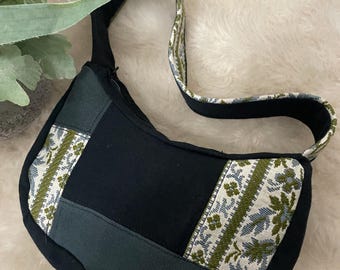 Upcycled One of a Kind Schwarz Grün Floral Patchwork Baguette Umhängetasche