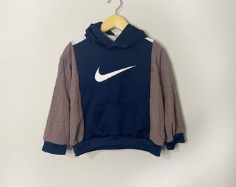 Upcycled Überarbeitetes / Einzigartiges / Handgemachtes Kinder 5T Nike Flanell-Sweatshirt