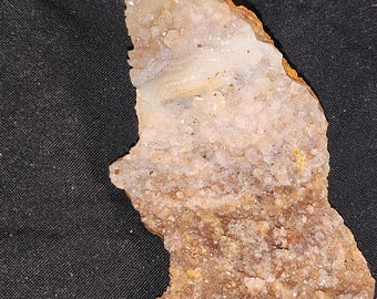 Ejemplar de caledonia rosa cruda natural de alta calidad