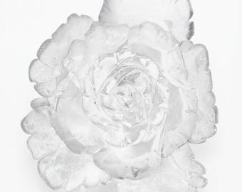 Hochwertige, handgeschnitzte Rosenblume aus natürlichem Gartenquarz. Verstärkt die Energie.