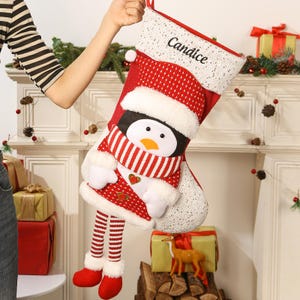 Medias navideñas de tradición familiar, medias navideñas que conservan recuerdos para generaciones, medias navideñas de Papá Noel para niño y niña, decoración navideña para el hogar.