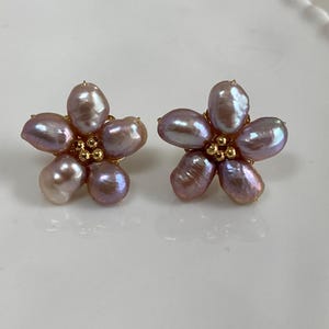 Orecchini a forma di fiore primaverile, orecchini floreali con perle d'acqua dolce viola, regalo per damigelle d'onore, gioielli minimalisti con perle Keshi, regalo per la migliore amica