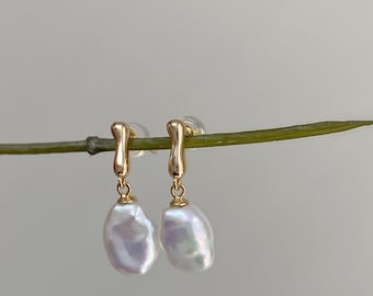 Pendientes barrocos de perlas hechos a mano, plata de ley bañada en oro de 18 quilates, pendientes colgantes minimalistas de perlas, regalo elegante para ella.