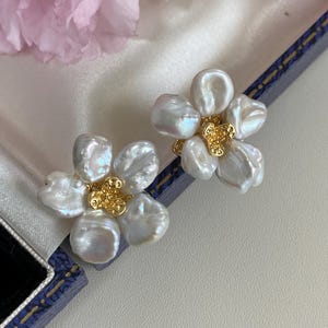 Orecchini a forma di fiore con perle barocche fatti a mano - Placcati in oro 18 carati, borchie di perle d'acqua dolce, orecchini da sposa unici, regalo di fiori primaverili per lei