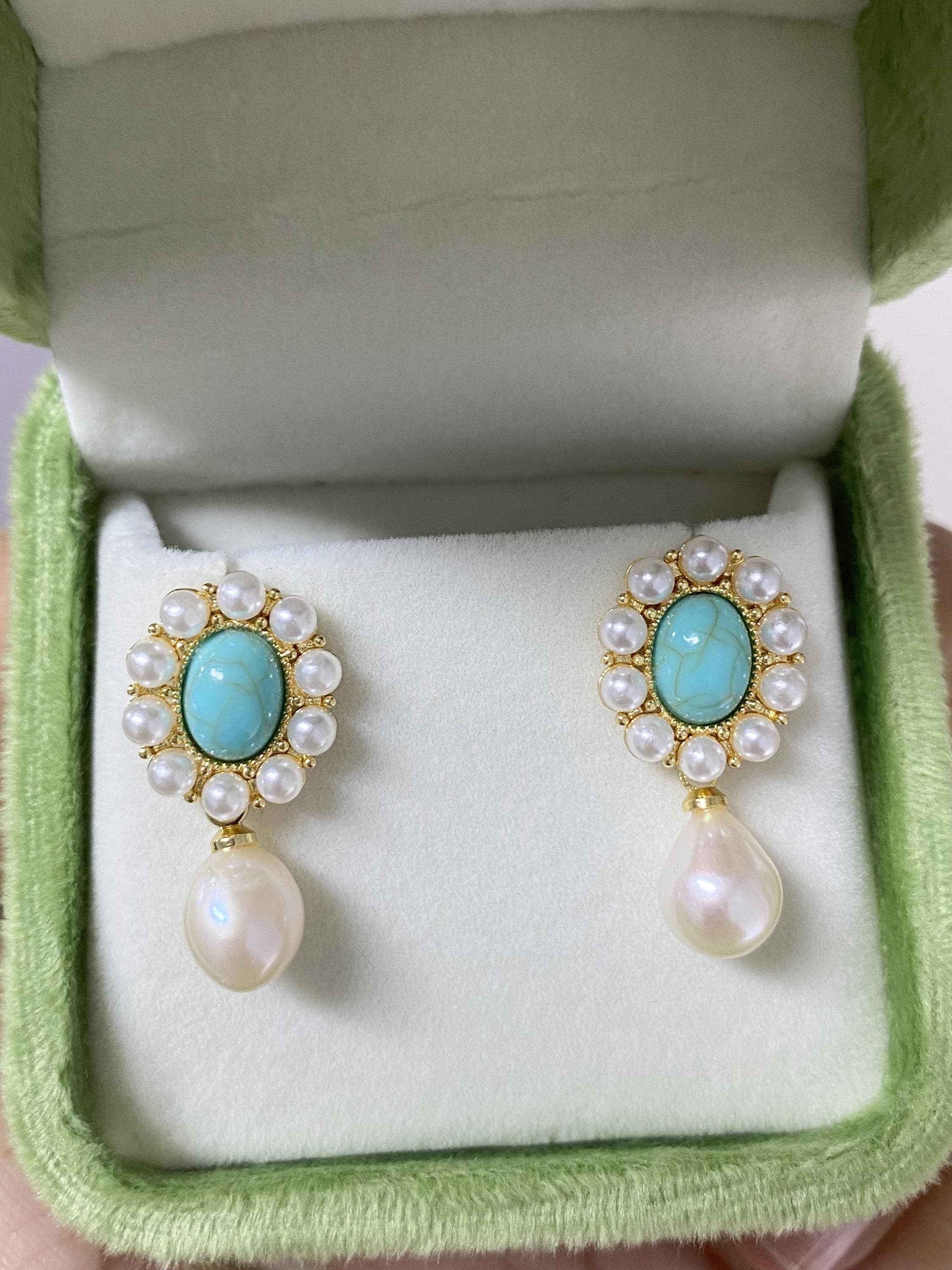 Orecchini pendenti con perle barocche, placcati oro 18k