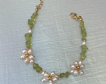 春の花のブレスレット – ガーデンブレスレット – 淡水パール – ペリドットジェムストーンビーズジュエリー – 繊細な手作りの自然をモチーフにしたギフト