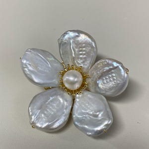 Baroque Pearl Flower Brooch – Handmade Freshwater Pearl and Gold-Plated Floral Pin, Elegant Statement Jewelry