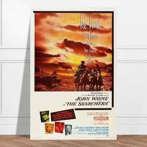 Peut inclure: Une affiche de film vintage pour le film "Les chercheurs" avec John Wayne. L'affiche présente une scène de coucher de soleil dramatique avec deux cowboys à cheval qui chevauchent au loin. Le texte sur l'affiche dit "Il devait la retrouver... il devait les retrouver."