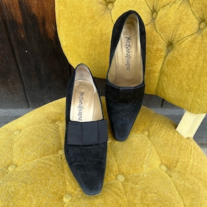 Bombas de camurça preta Yves Saint Laurent dos anos 1990