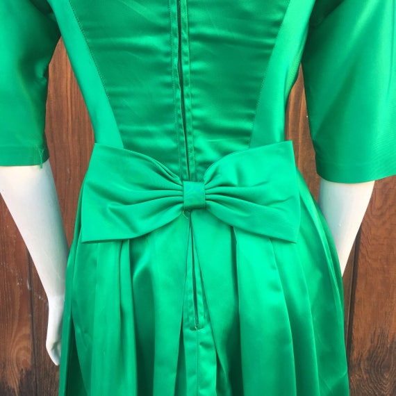 1960's Silky Emerald Bow Dress - image 2