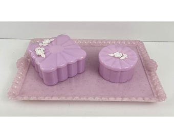 Vintage 1950er 3-teiliges Vanitee-Set von MENDA Hinged Pink Tray Puff Vanity