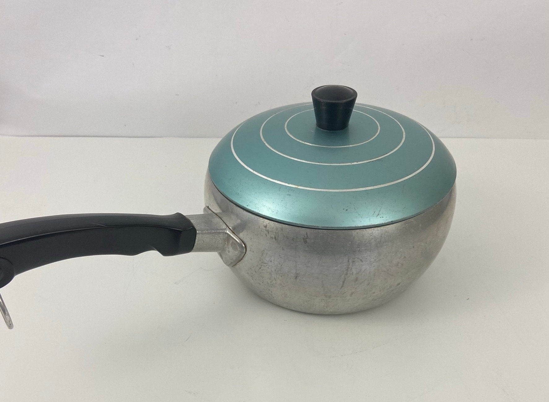 MCM Wear-Ever No. 2306 Hallite 5 1/2QT Cast Aluminum Dutch Oven – Standpipe  Antiques