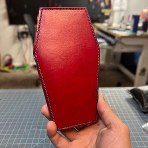 Cartera de piel con forma de ataúd en color ROJO con costuras en NEGRO