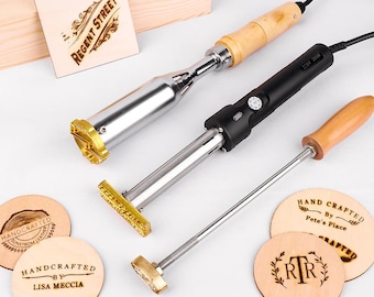 Puede incluir: Tres hierros de marcar de metal con mangos de madera y cables eléctricos, junto a varios discos de madera circulares con diseños quemados que incluyen "Regent Street", "Handcrafted by Lisa Meccia" y "Hand Crafted by Pete's Place".