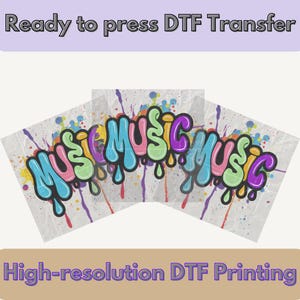Puede incluir: Tres hojas de papel de transferencia transparente con la palabra "MUSIC" impresa en letras coloridas y goteantes sobre un fondo blanco con salpicaduras de pintura de colores.