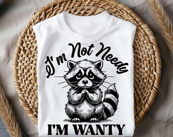 No soy necesitado, soy deseoso. Transferencia de mapache DTF, calcomanía divertida y sarcástica de animales.