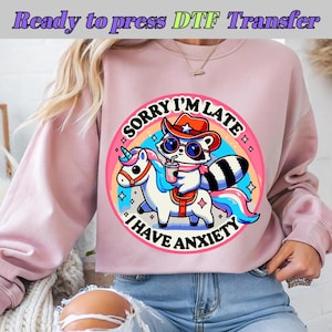 Tut mir leid, ich bin zu spät, ich habe Angst DTF-Transfer, lustige psychische Waschbär-Transferpresse, Kawaii Einhorn-Angst-Shirt DTF-Design, bereit zum Pressen